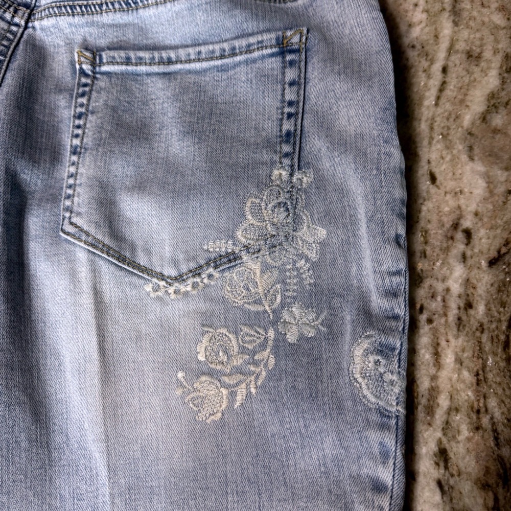 Chico's Platinum Skimmer Jeans Womens 0.5 Embroidered Light Wash Blue Boho Artsy - Picture 10 of 14